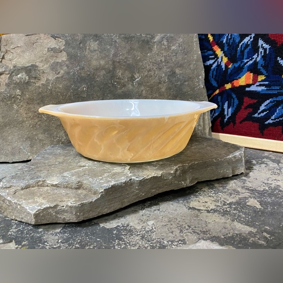 Vintage Pearlescent Peach Pyrex Casserole Dish - Picture 8 of 11